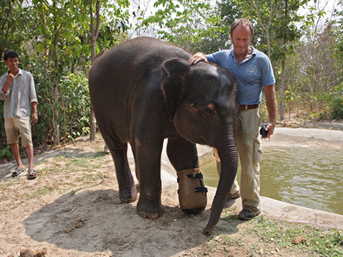 500Chhouk and Nick next to Chhouks pool not long after Chhouk received his prosthetic foot