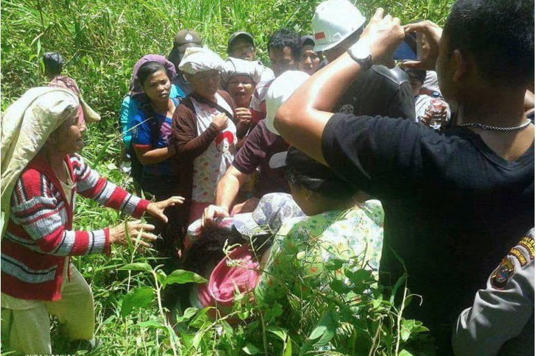 MongabayPeople Even before scientists confirmed the existence of a new ape species in the forests of Batang Toru, local people protested against the planned dam. Picture in August 2017, dozens of indigenous people in North Sumatra protest against the development, saying it threatens to take over the lands they hold sacred. Photo by Ayat S. Karokaro/Mongabay-Indonesia.